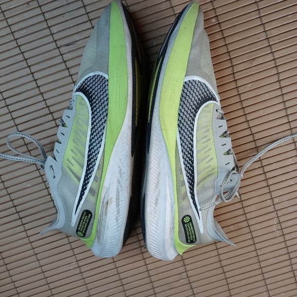 Nike Zoom Gravity Grey Fog Volt Running Shoe BQ3202-011 Men's Size 10.5 311pm - Picture 7 of 11